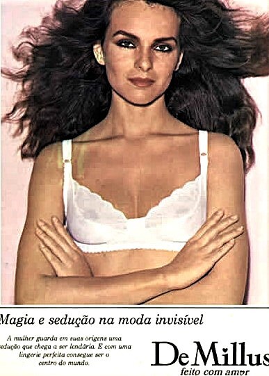 Advertising in one of the most famous Brazilian fashion magazines. (Propaganda em uma das mais famosas revistas de moda brasileiras). Advertising in one of the most famous Brazilian fashion magazines. (Propaganda em uma das mais famosas revistas de moda brasileiras).