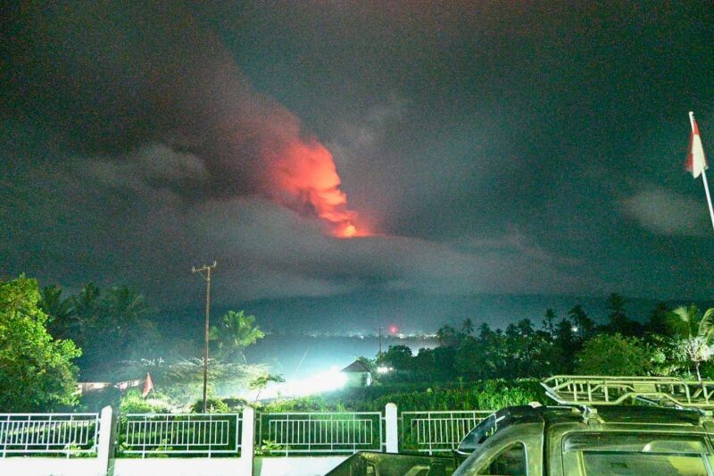 The eruption column soared out of the crater of Mount Lewotobi Laki on Flores Island, East Nusa Tenggara, on Tuesday (9/1/2024). (Photo: ANTARA/HO-PVMBG)