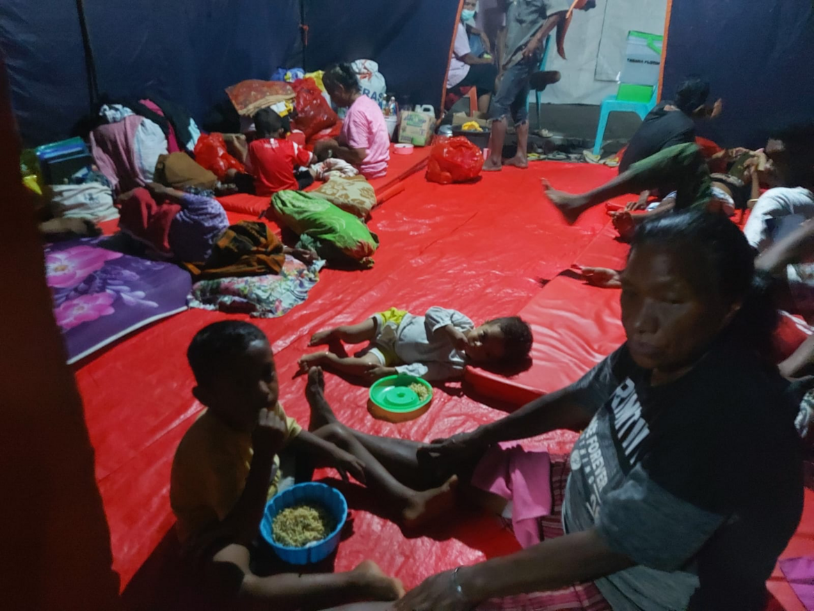 Night at the Konga Evacuation Post with limited shelter kits (Photo: YPPS/CIS Timor)