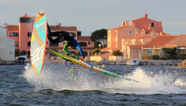 Sam, notre champion de Windsurf. Sam, notre champion de Windsurf.