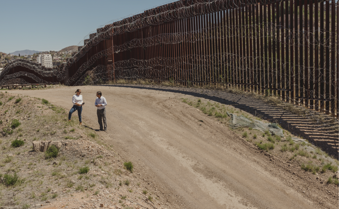 Gustavo Guirado, director del newsletter, y Maritza L. Félix, directora de Conecta Arizona, en la frontera de Nogales. Gustavo Guirado, director del newsletter, y Maritza L. Félix, directora de Conecta Arizona, en la frontera de Nogales.