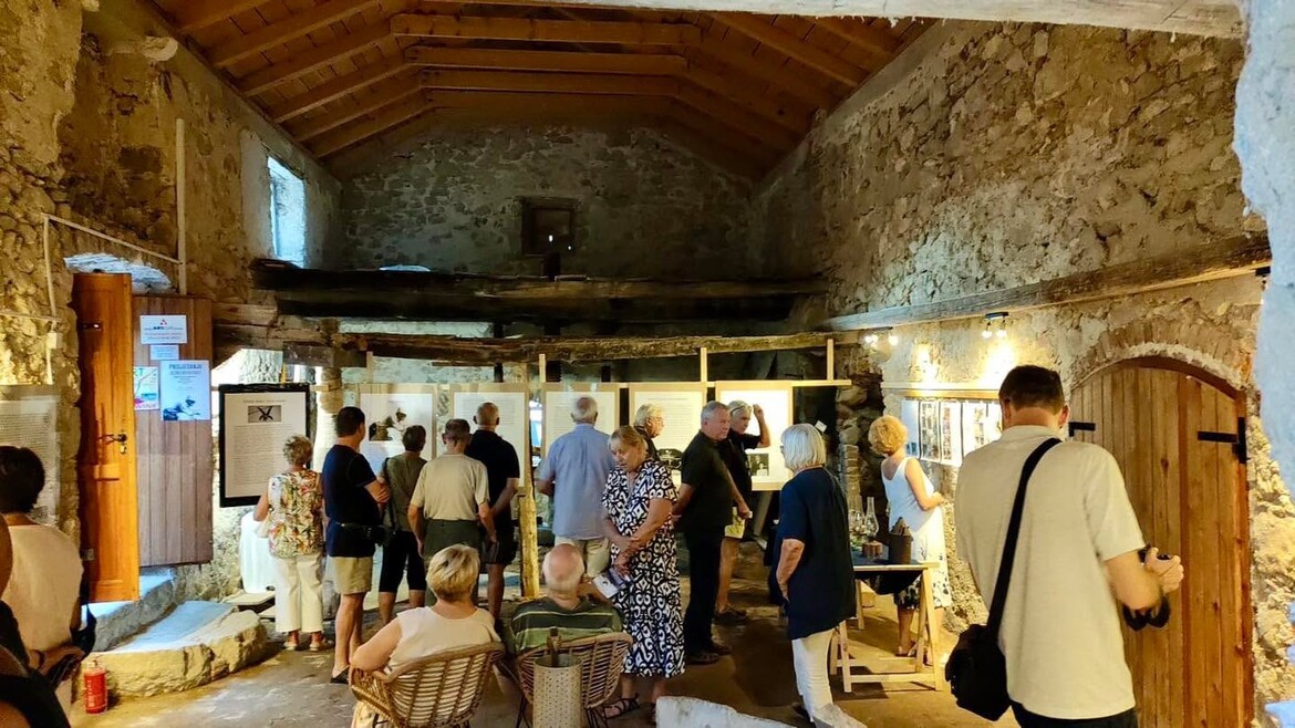 A space for gathering and sharing stories for visitors of all generations. You can clearly see what's missing - the wooden gallery! A space for gathering and sharing stories for visitors of all generations. You can clearly see what's missing - the wooden gallery!