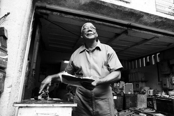 Victor Mendiola Urguelles - one of the Congo mission veterans - in his battery shop. Foto: Jan-Joseph Stok