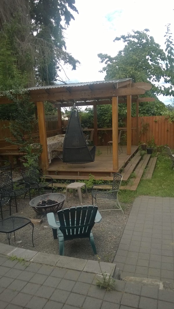 The backyard! Fire pit! Deck!