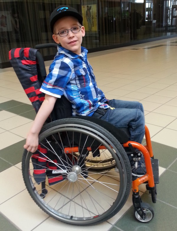 Maxime avec son fauteuil roulant