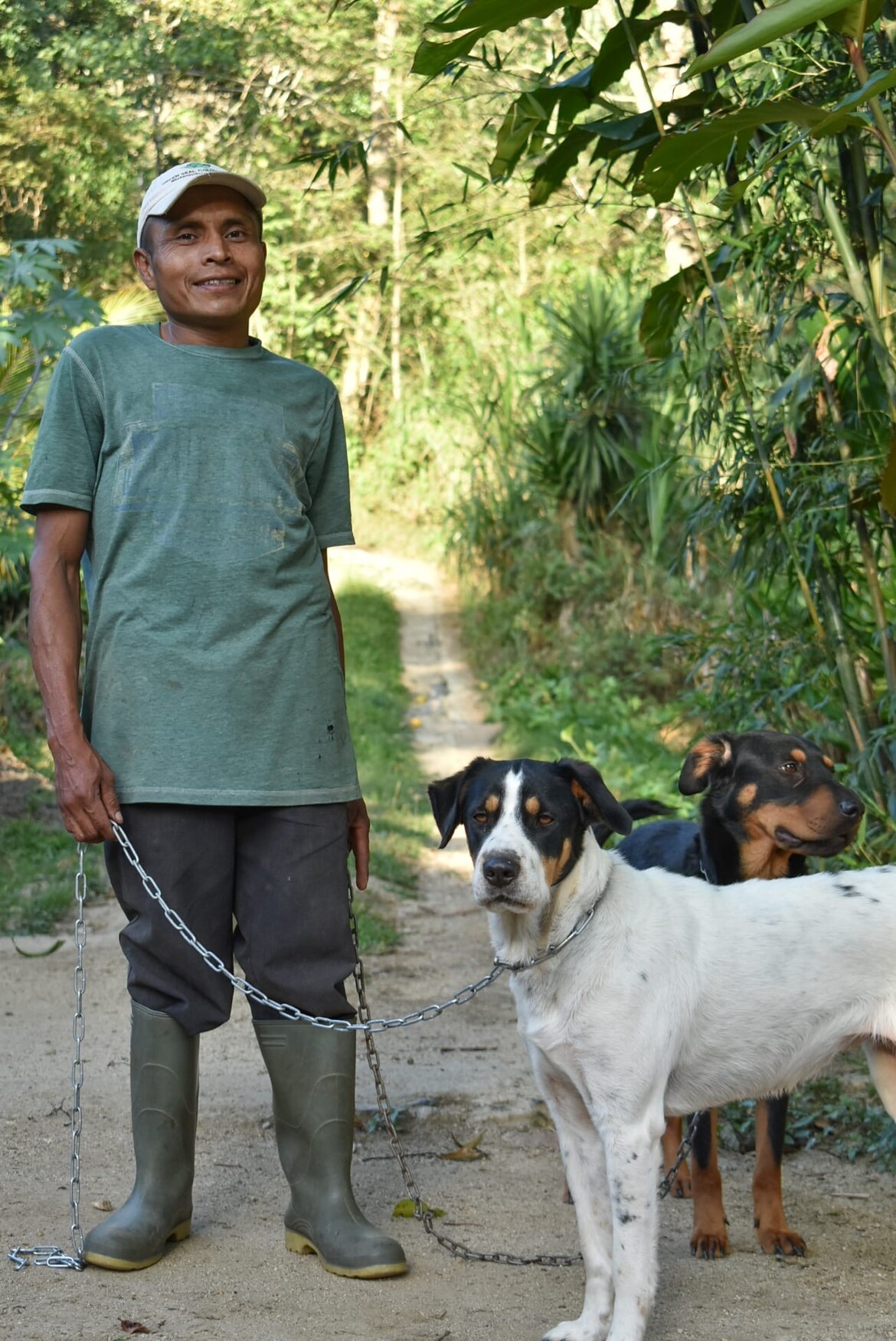 Treminio, our caretaker on the farm, with Roscoe (back) and Hella (front), twins that arrived as a puppy and are inseparable. As puppies, they were already running behind the free-roaming chickens so their previous owner kindly gave them to us.