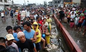 Typhoon victims queue for free rice in Tacloban City (Reuters: Erik De Castro)