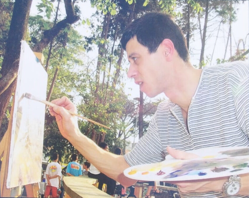 Márcio Gomes painting a picture outdoors at Horto Florestal Park in São Paulo in 2013.