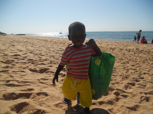 Ricardo off to the beach with his beach bag!