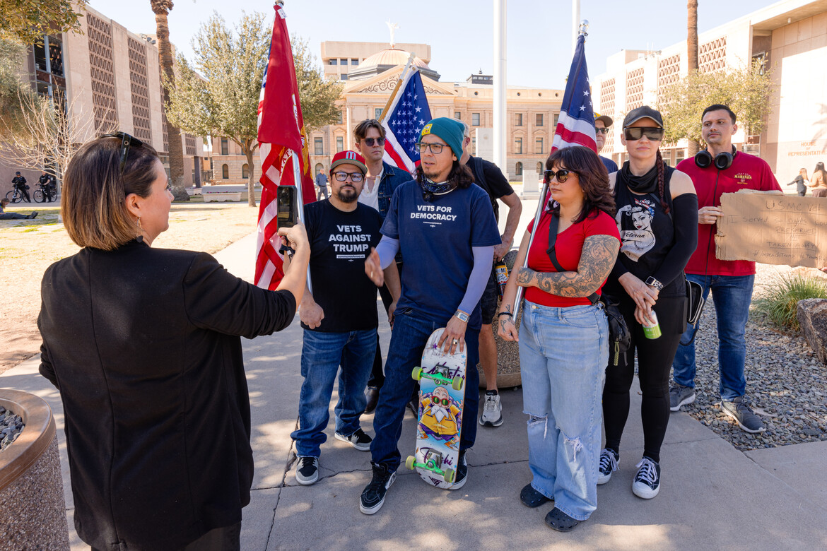 Nuestra directora, Maritza L. Félix, durante una de las coberturas de las protestas.