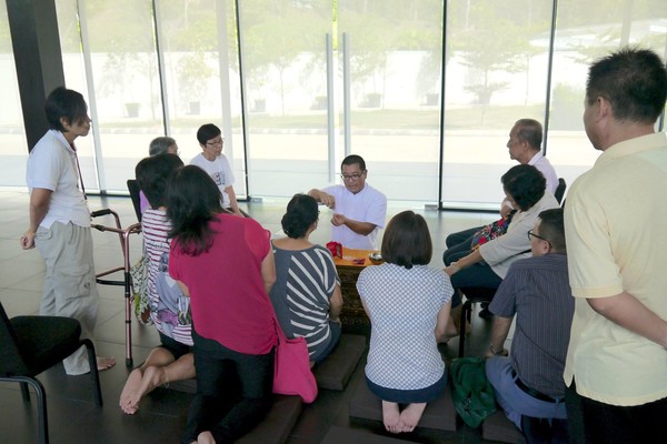 Pastor Chia is always keen to teach the Dharma to others