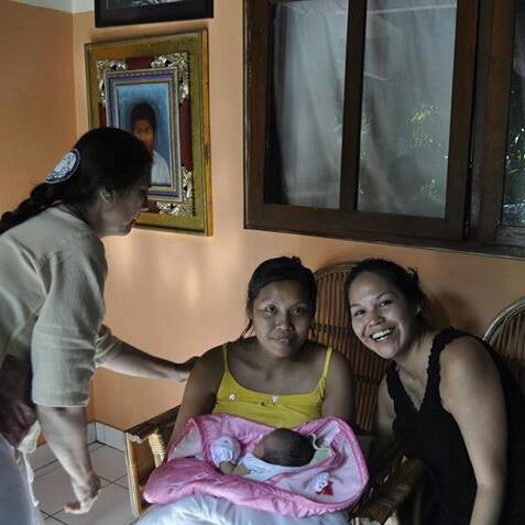 With a new mother at the Gentle Birthing Center Bumi Sehat (Bali)