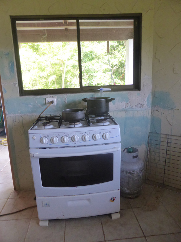We did get an old stove form the Refugio, but the oven is not working. We would love to have an oven in order to make bread at home.
