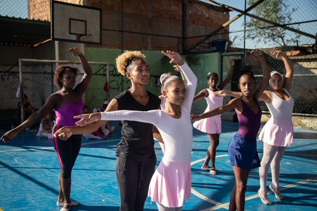 Tuany Nascimento with his students on the court, dancing ballet