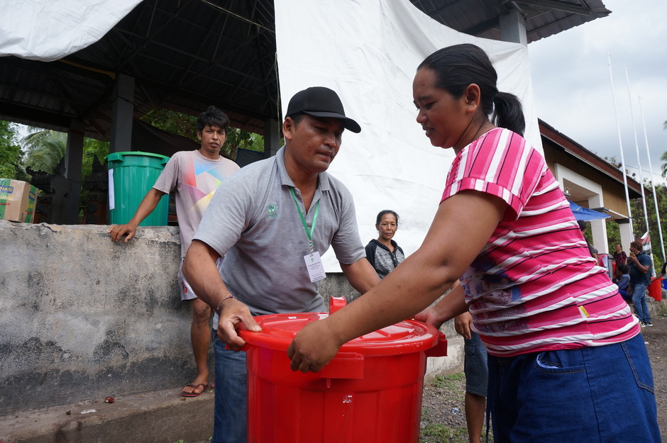 IDEP distributing Family Bucket for Mt. Agung volcanic eruption evacuee in 2017